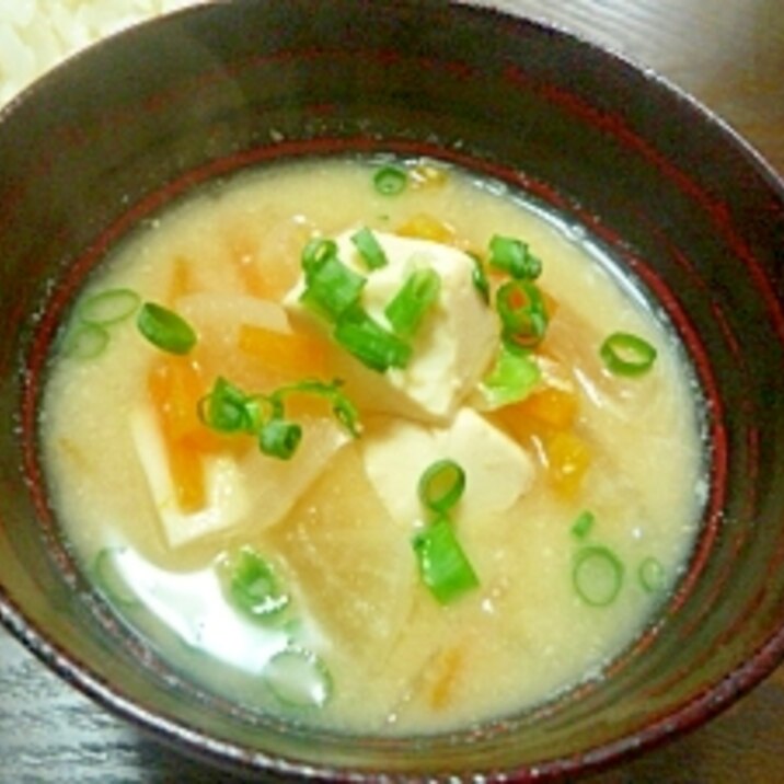 具沢山お味噌汁~新玉ねぎ・人参・豆腐・大根~